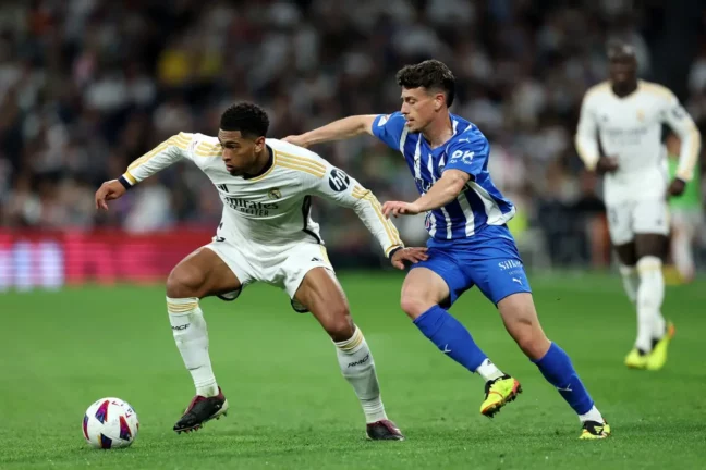 Real Madrid - Deportivo Alavés : Jude Bellingham au duel avec Antonio Blanco. (Photo by Clive Brunskill/Getty Images)