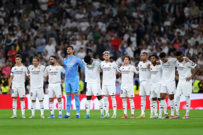 MADRID, SPAIN - SEPTEMBER 21: Real Madrid players observe a minutes silence in memory of former footballer Salvatore 'Toto' Schillaci prior to the LaLiga match between Real Madrid CF and RCD Espanyol de Barcelona at Estadio Santiago Bernabeu on September 21, 2024 in Madrid, Spain. (Photo by David Ramos/Getty Images).