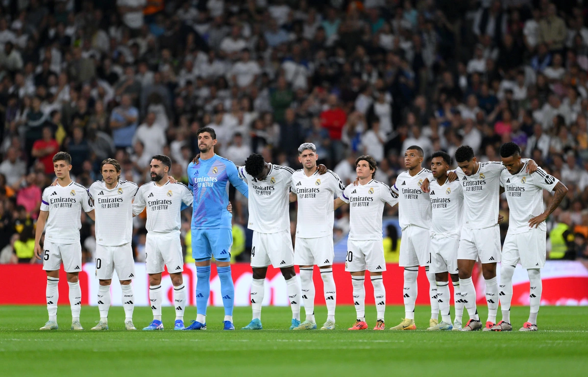 MADRID, SPAIN - SEPTEMBER 21: Real Madrid players observe a minutes silence in memory of former footballer Salvatore 'Toto' Schillaci prior to the LaLiga match between Real Madrid CF and RCD Espanyol de Barcelona at Estadio Santiago Bernabeu on September 21, 2024 in Madrid, Spain. (Photo by David Ramos/Getty Images).