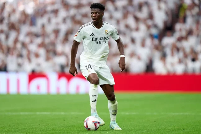 MADRID, SPAIN - AUGUST 25: Aurelien Tchouameni of Real Madrid controls the ball during the La Liga match between Real Madrid CF and Real Valladolid CF at Estadio Santiago Bernabeu on August 25, 2024 in Madrid, Spain. (Photo by Angel Martinez/Getty Images).