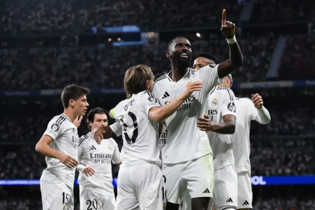 Les joueurs du Real Madrid face à Stuttgart en Ligue des champions, prêts à affronter Liverpool. (Photo by David Ramos/Getty Images)