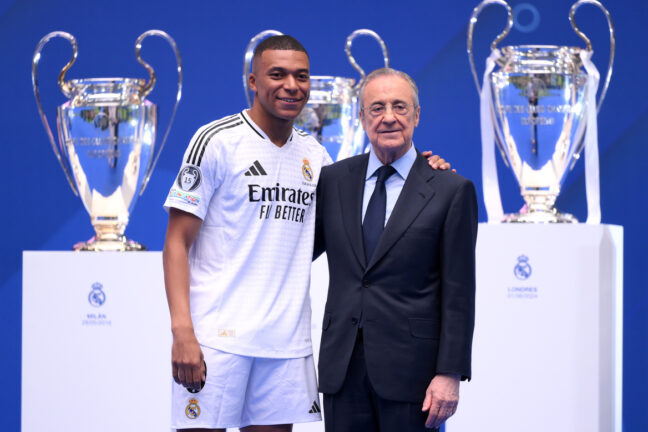 Real Madrid : Florentino Pérez et Kylian Mbappé lors de la présentation du joueur (Getty Images)