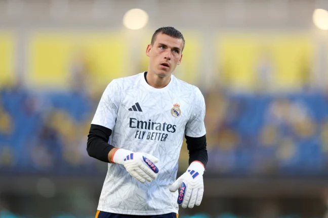 LAS PALMAS, SPAIN - AUGUST 29: Andriy Lunin of Real Madrid looks on during the warm up prior to the La Liga match between UD Las Palmas and Real Madrid CF at Estadio Gran Canaria on August 29, 2024 in Las Palmas, Spain. (Photo by Florencia Tan Jun/Getty Images).