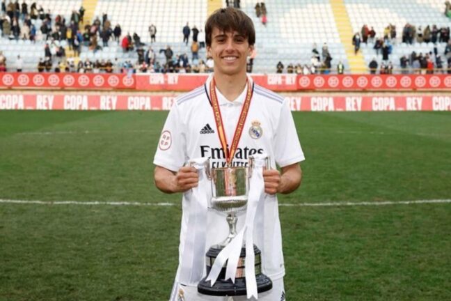 Pol Fortuny avec la Copa del Rey Juvenil (via Instagram: @polfortuny_)