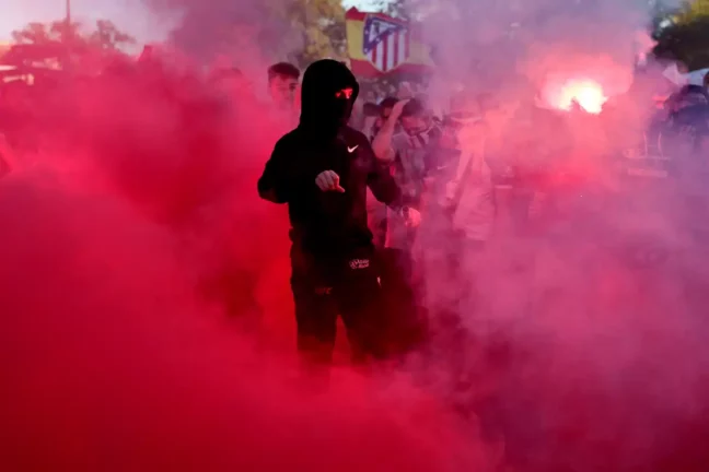 MADRID, SPAIN - SEPTEMBER 29: Fans of Atletico de Madrid set off smoke flares outside the stadium prior to the LaLiga derbi between Atletico de Madrid and Real Madrid CF at Estadio Civitas Metropolitano on September 29, 2024 in Madrid, Spain. (Photo by Gonzalo Arroyo Moreno/Getty Images)