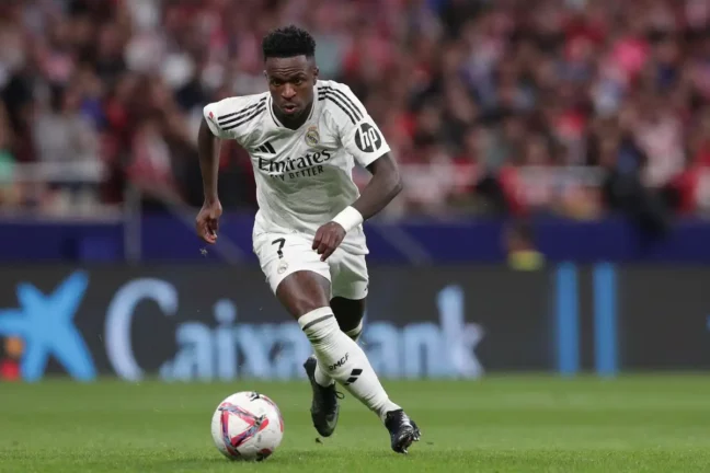 MADRID, SPAIN - SEPTEMBER 29: Vinicius Junior of Real Madrid CF controls the ball during the LaLiga match between Atletico de Madrid and Real Madrid CF at Estadio Civitas Metropolitano on September 29, 2024 in Madrid, Spain. (Photo by Gonzalo Arroyo Moreno/Getty Images)