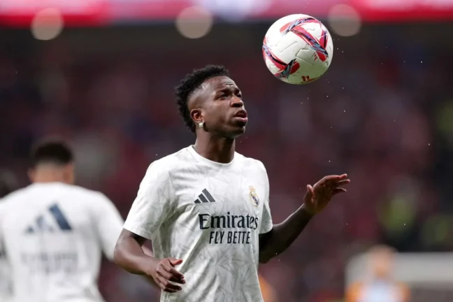 Vinicius Jr (Real Madrid) en échauffement avant le derbi (Photo by Gonzalo Arroyo Moreno/Getty Images)