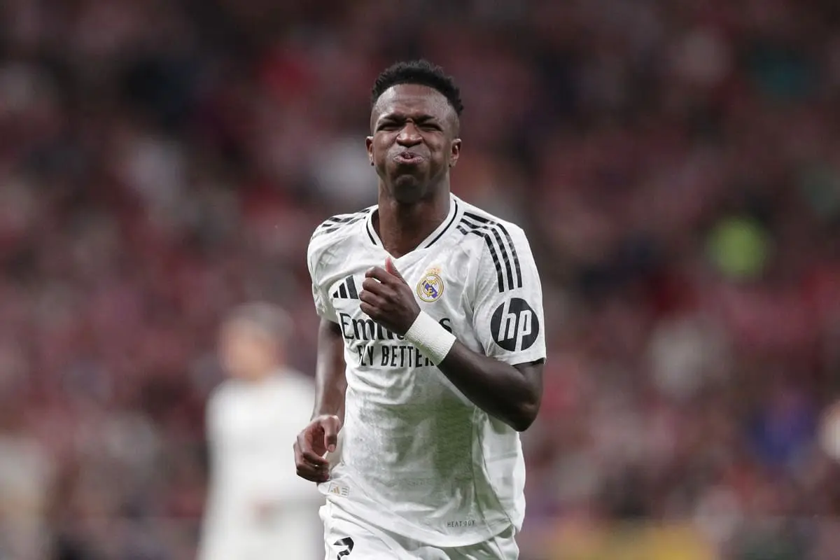 MADRID, SPAIN - SEPTEMBER 29: Vinicius Junior of Real Madrid CF reacts as he fail to score during the LaLiga match between Atletico de Madrid and Real Madrid CF at Estadio Civitas Metropolitano on September 29, 2024 in Madrid, Spain. (Photo by Gonzalo Arroyo Moreno/Getty Images).