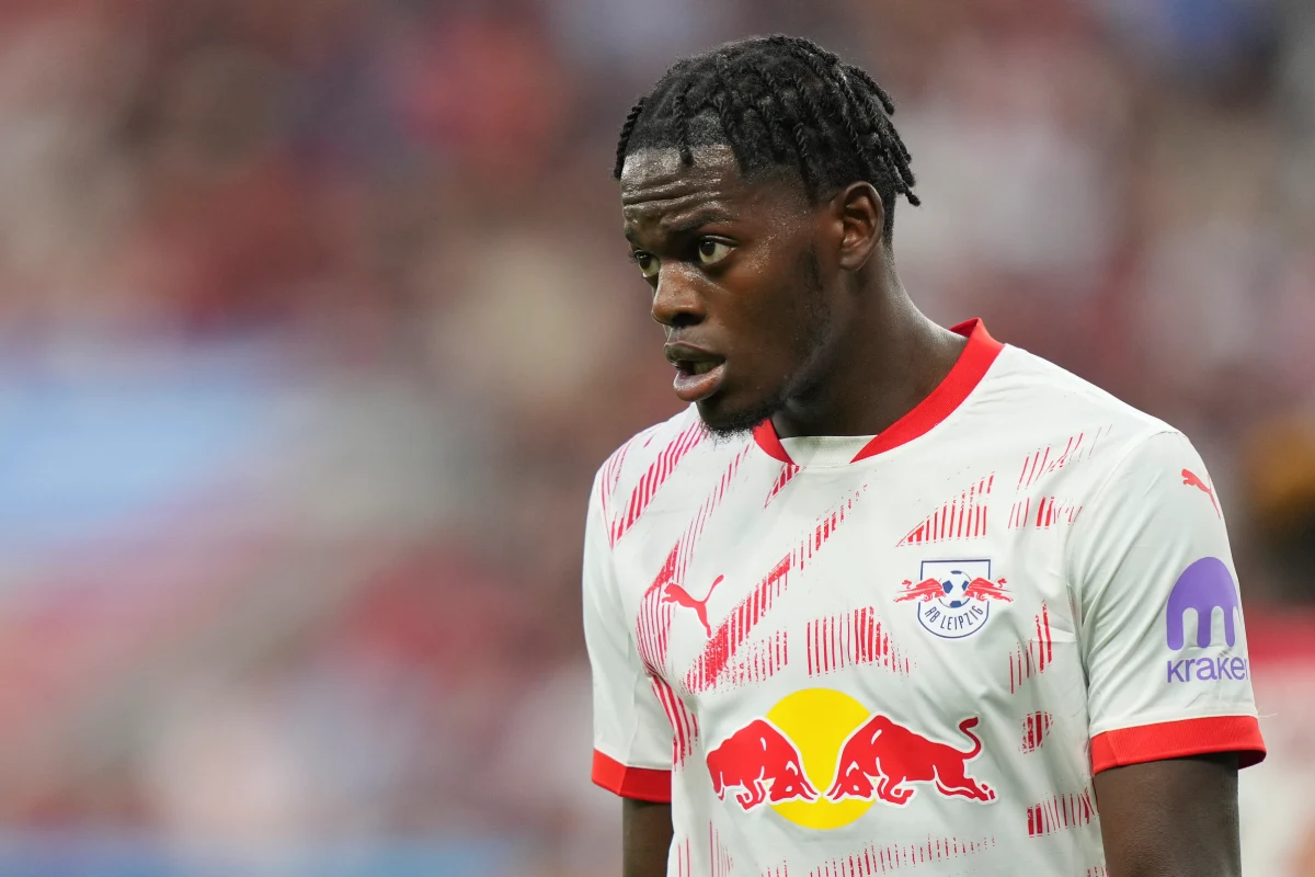 LEVERKUSEN, GERMANY - AUGUST 31: Castello Lukeba of RB Leipzig looks on during the Bundesliga match between Bayer 04 Leverkusen and RB Leipzig at BayArena on August 31, 2024 in Leverkusen, Germany. (Photo by Pau Barrena/Getty Images) mercato