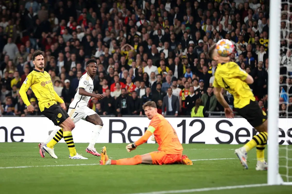 Vinicius Jr. inscrivant le second but du Real Madrid face au Borussia Dortmund lors de la finale 2024 de la Ligue des champions. (Photo by Alex Pantling/Getty Images)