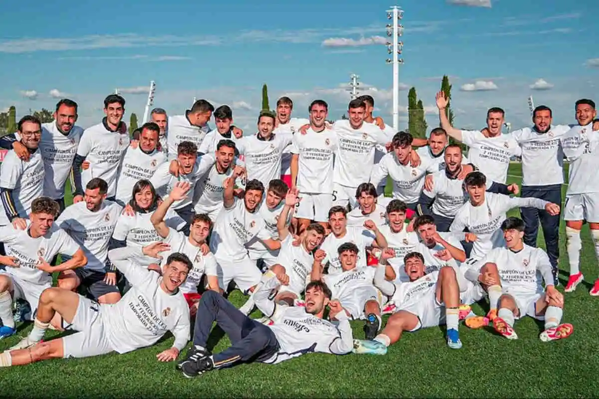 Le Real Madrid C célébrant son titre de 3ªRFEF. (realmadrid.com)