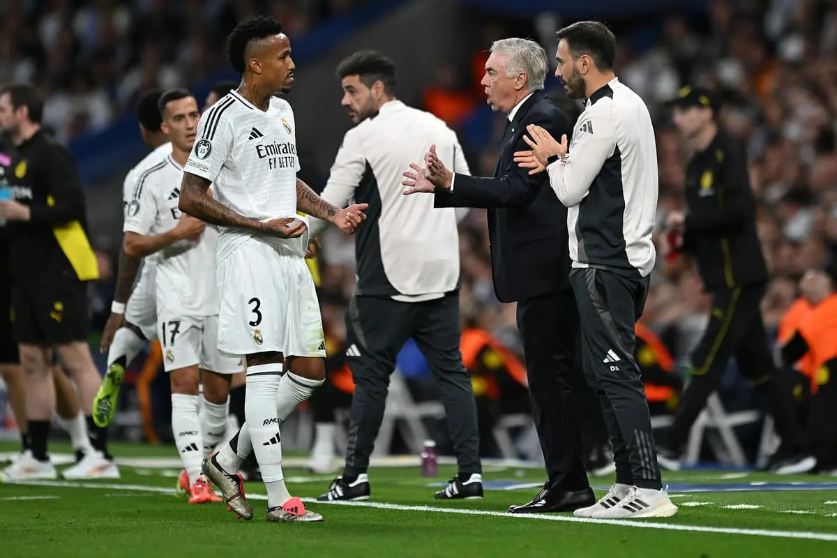 Ancelotti donnant des consignes à ses joueurs du Real Madrid pendant la rencontre (Photo by Denis Doyle/Getty Images)