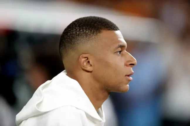 Kylian Mbappé va à la rencontre de 8 personnes en situation de handicap (Photo by Gonzalo Arroyo Moreno/Getty Images)