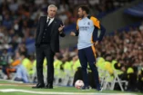 Carlo et Davide Ancelotti en pleine explication tactique au Santiago Bernabéu. (Photo by Gonzalo Arroyo Moreno/Getty Images)