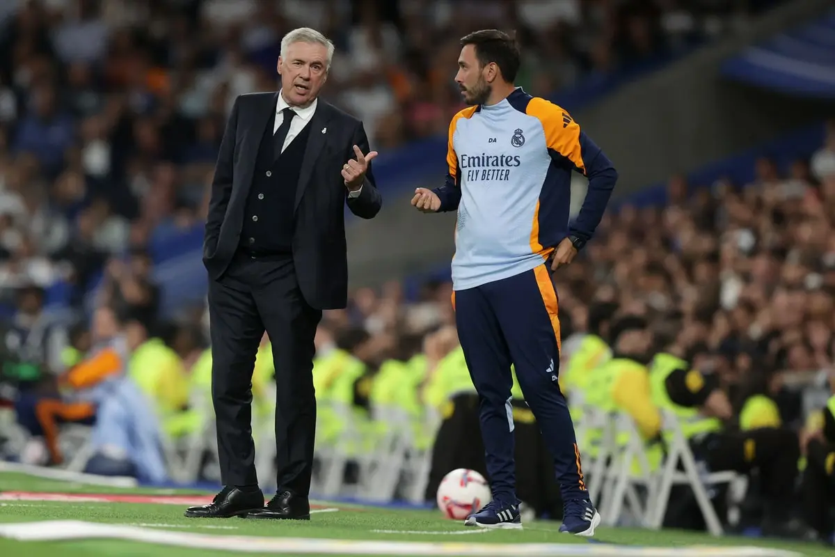 Carlo et Davide Ancelotti en pleine explication tactique au Santiago Bernabéu. (Photo by Gonzalo Arroyo Moreno/Getty Images)