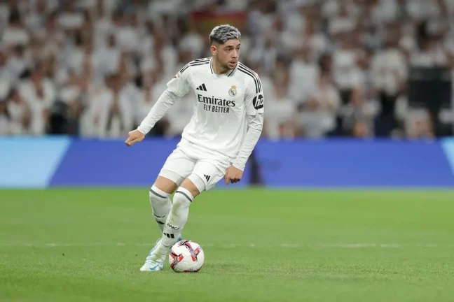 MADRID, SPAIN - SEPTEMBER 24: Federico Valverde of Real Madrid CF controls the ball during the LaLiga match between Real Madrid CF and Deportivo Alaves at Estadio Santiago Bernabeu on September 24, 2024 in Madrid, Spain. (Photo by Gonzalo Arroyo Moreno/Getty Images).