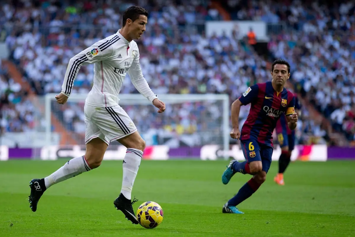 MADRID, SPAIN - OCTOBER 25: Cristiano Ronaldo of Real Madrid CF controls the ball during the La Liga Clásico match between Real Madrid CF and FC Barcelona at Estadio Santiago Bernabeu on October 25, 2014 in Madrid, Spain. (Photo by Gonzalo Arroyo Moreno/Getty Images)