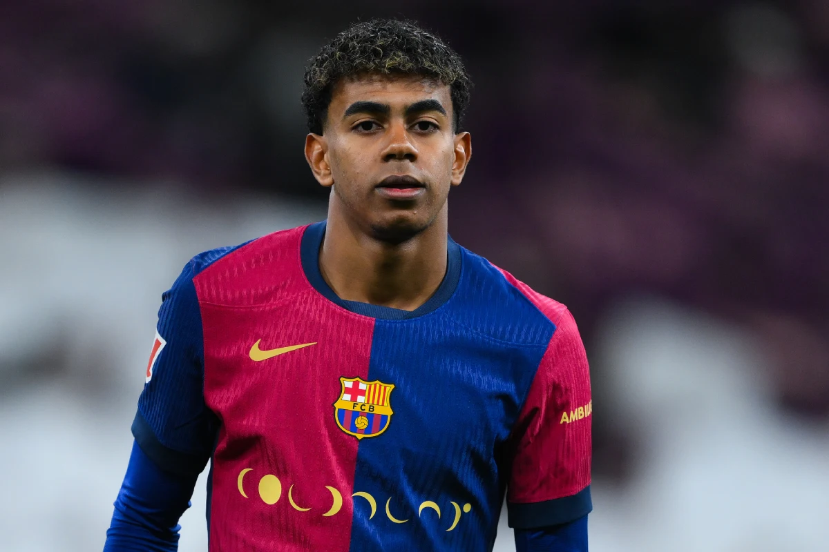 MADRID, SPAIN - OCTOBER 26: Lamine Yamal of FC Barcelona wears a special edition Coldplay match shirt during the LaLiga match between Real Madrid CF and FC Barcelona at Estadio Santiago Bernabeu on October 26, 2024 in Madrid, Spain. (Photo by David Ramos/Getty Images) clasico