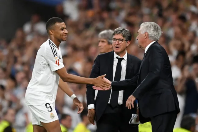Kylian Mbappé et Carlo Ancelotti face au Real Betis en Liga cette saison. (Photo by Denis Doyle/Getty Images)