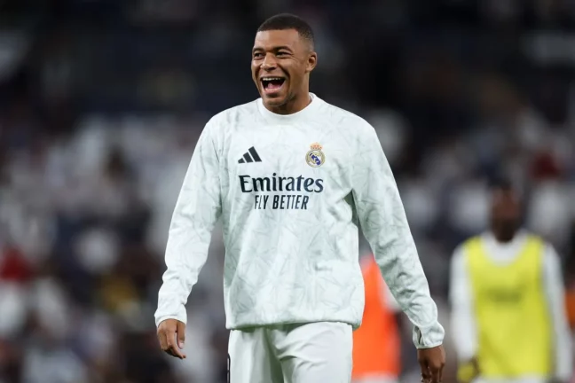 Kylian Mbappé à l'échauffement avant la rencontre du Real Madrid face à Villarreal. (Photo by Gonzalo Arroyo Moreno/Getty Images)