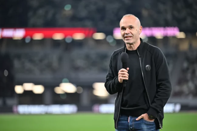TOKYO, JAPAN - FEBRUARY 07: Andres Iniesta speaks to prior to the preseason friendly match between Vissel Kobe and Inter Miami at National Stadium on February 07, 2024 in Tokyo, Japan. (Photo by Kenta Harada/Getty Images)
