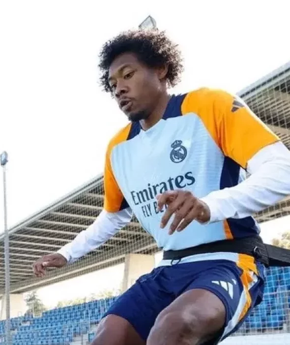 David Alaba, s'entraînant seul sur la pelouse de Valdebebas le 7 novembre (realmadrid.com)