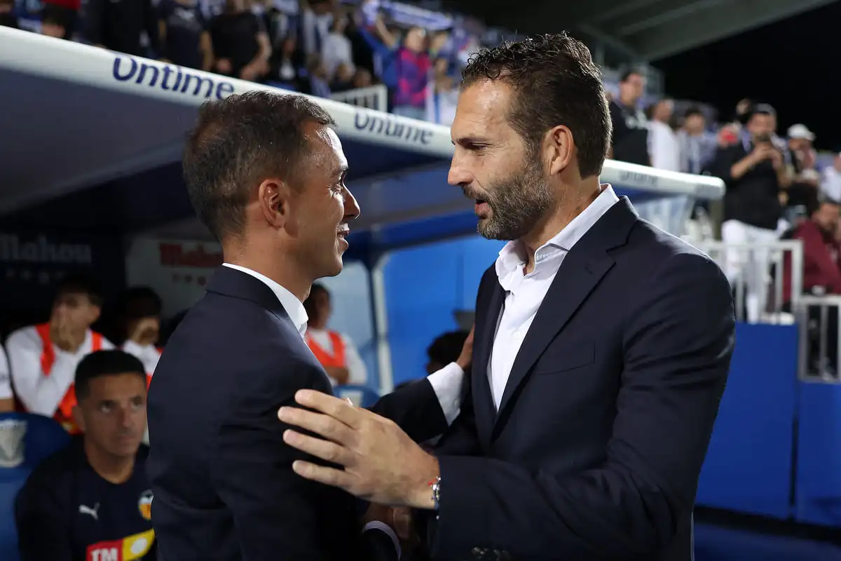 Borja Jiménez et Rubén Baraja, l'entraîneur du FC Valence (Photo by Gonzalo Arroyo Moreno/Getty Images)