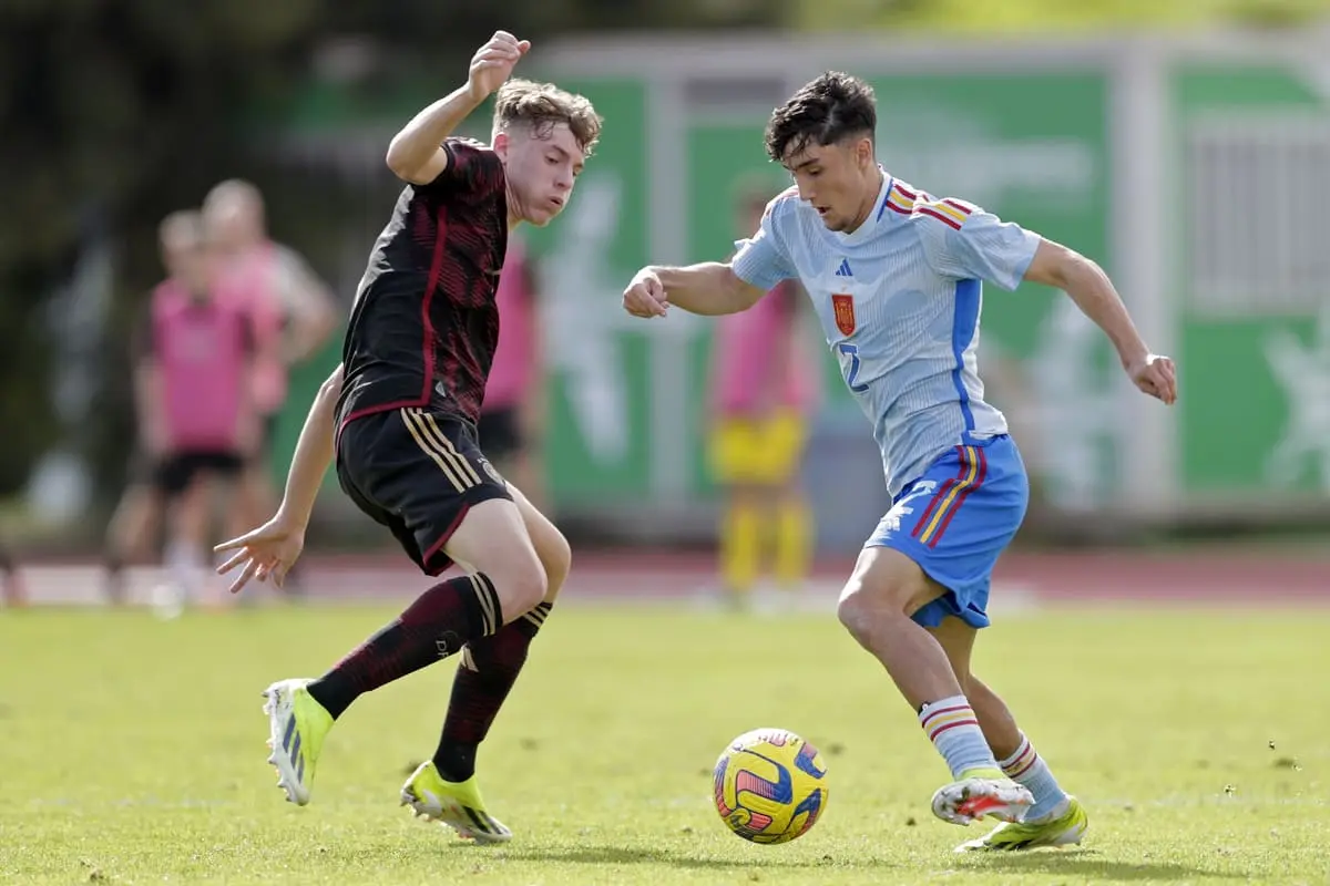 ALBUFEIRA, PORTUGAL - FEBRUARY 10: Niklas Swider (L) of U17 Germany challenges Jesus Fortea (R) of U17 Spain during the Germany U17 v Spain U17 - Four Nations Tournament match on February 10, 2024 in Albufeira, Portugal. (Photo by Ricardo Nascimento/Getty Images for DFB)