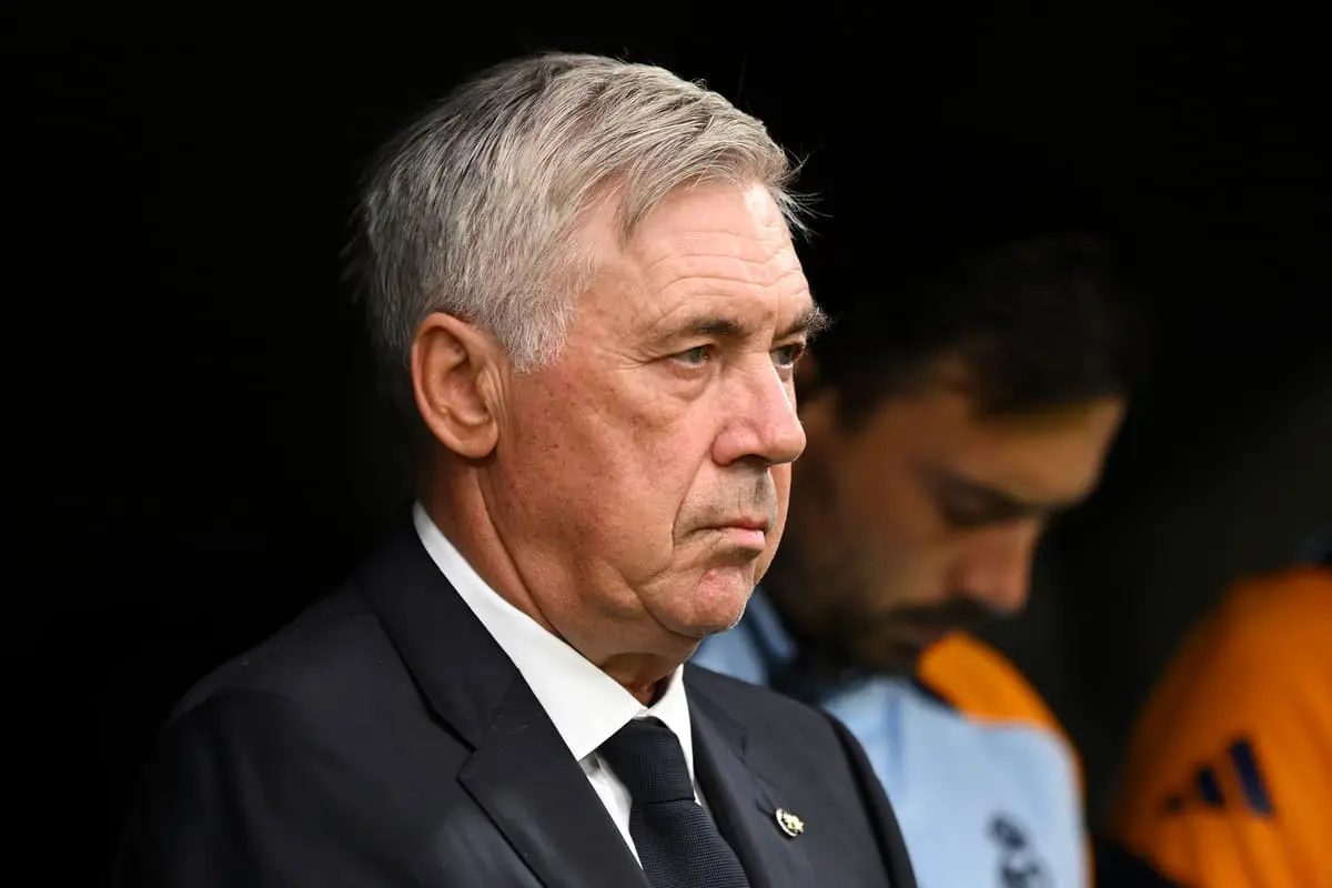 MADRID, SPAIN - NOVEMBER 09: Carlo Ancelotti, Head Coach of Real Madrid, observes a minutes silences in memory of the victims for the recent floods in Valencia prior to the LaLiga match between Real Madrid CF and CA Osasuna at Estadio Santiago Bernabeu on November 09, 2024 in Madrid, Spain. (Photo by Denis Doyle/Getty Images).