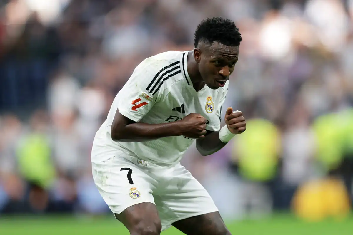 Vinicius Jr après avoir marqué contre Osasuna avec le Real Madrid (Photo by Gonzalo Arroyo Moreno/Getty Images)