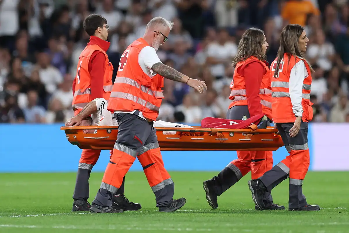 MADRID, SPAIN - OCTOBER 05: Daniel Carvajal of Real Madrid CF leaves the pitch on a bench grimacing in pain afetr been damaged on his knee during the LaLiga match between Real Madrid CF and Villarreal CF at Estadio Santiago Bernabeu on October 05, 2024 in Madrid, Spain. (Photo by Gonzalo Arroyo Moreno/Getty Images)