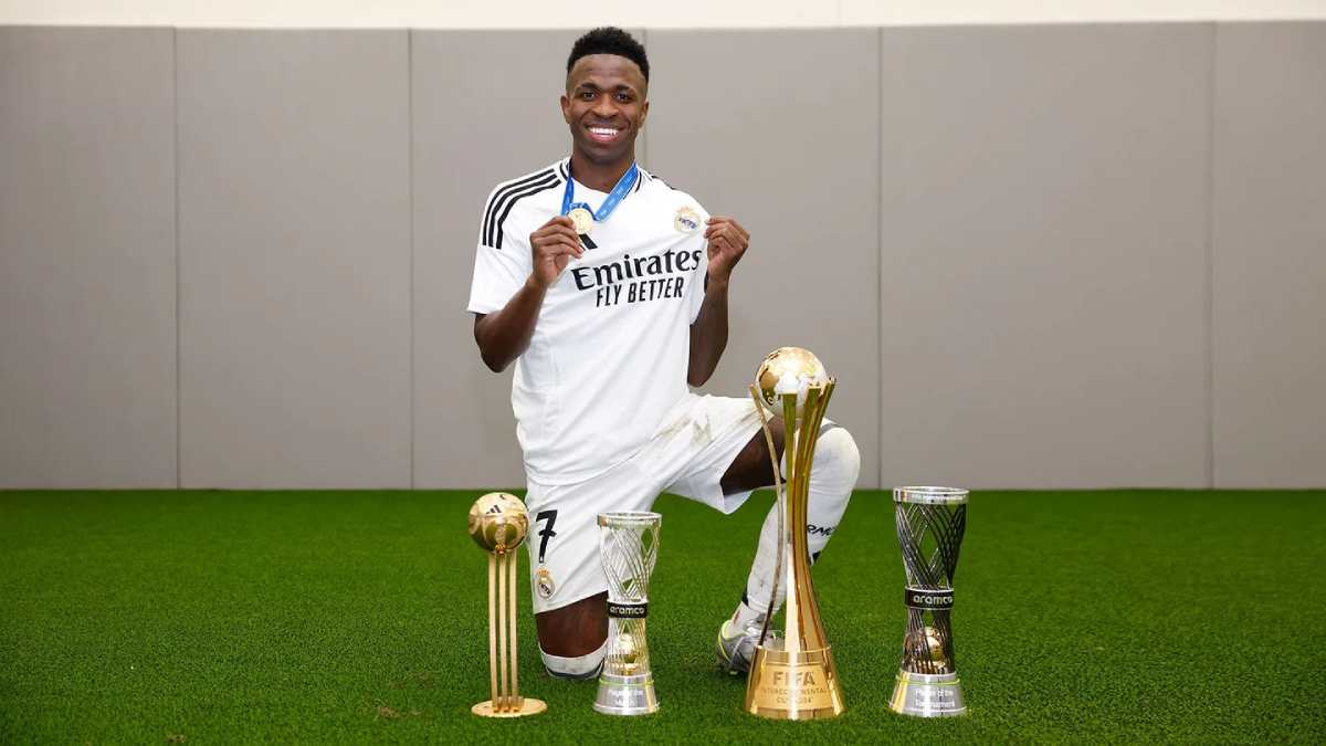 Vinicius Jr. avec ses trophées remportés cette semaine (Real Madrid)