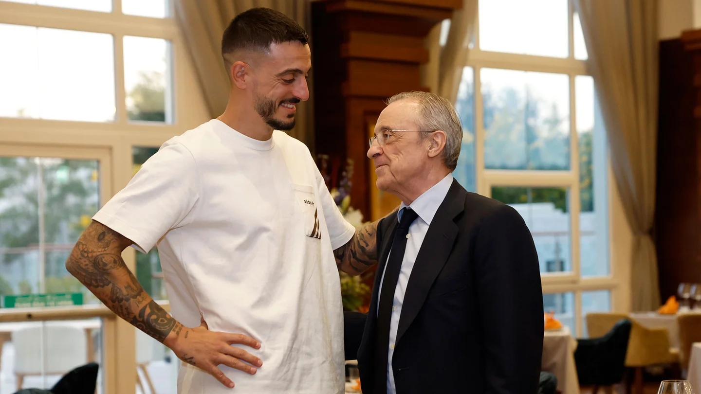 Joselu est venu rendre visite à l'équipe au Qatar (realmadrid.com)
