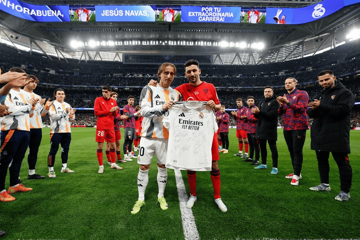 Jesús Navas tire sa révérence et rejoint le cercle de joueurs ovationnés par le Santiago Bernabéu (realmadrid.com)