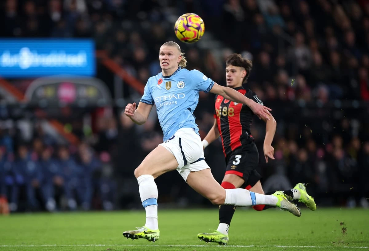 Milos Kerkez au duel avec Erling Haaland (Photo by Alex Pantling/Getty Images)