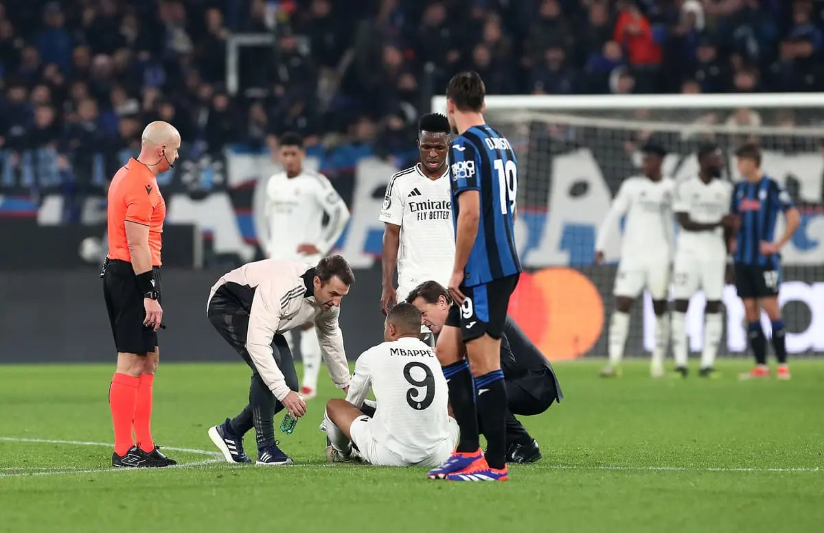 Kylian Mbappé sorti sur blessure (Photo by Marco Luzzani/Getty Images)