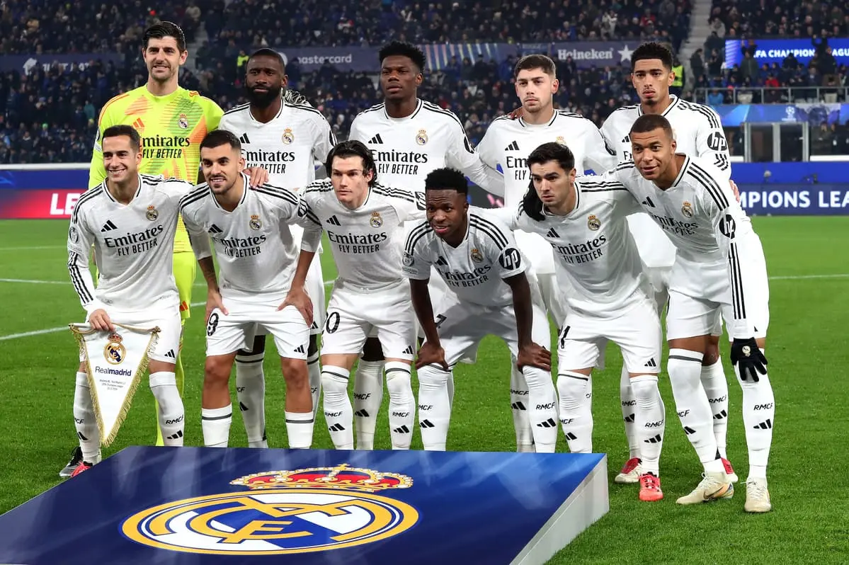 BERGAMO, ITALY - DECEMBER 10: Real Madrid players pose for a photo on pitch prior to the UEFA Champions League 2024/25 League Phase MD6 match between Atalanta BC and Real Madrid C.F. at Stadio di Bergamo on December 10, 2024 in Bergamo, Italy. (Photo by Marco Luzzani/Getty Images) Coupe
