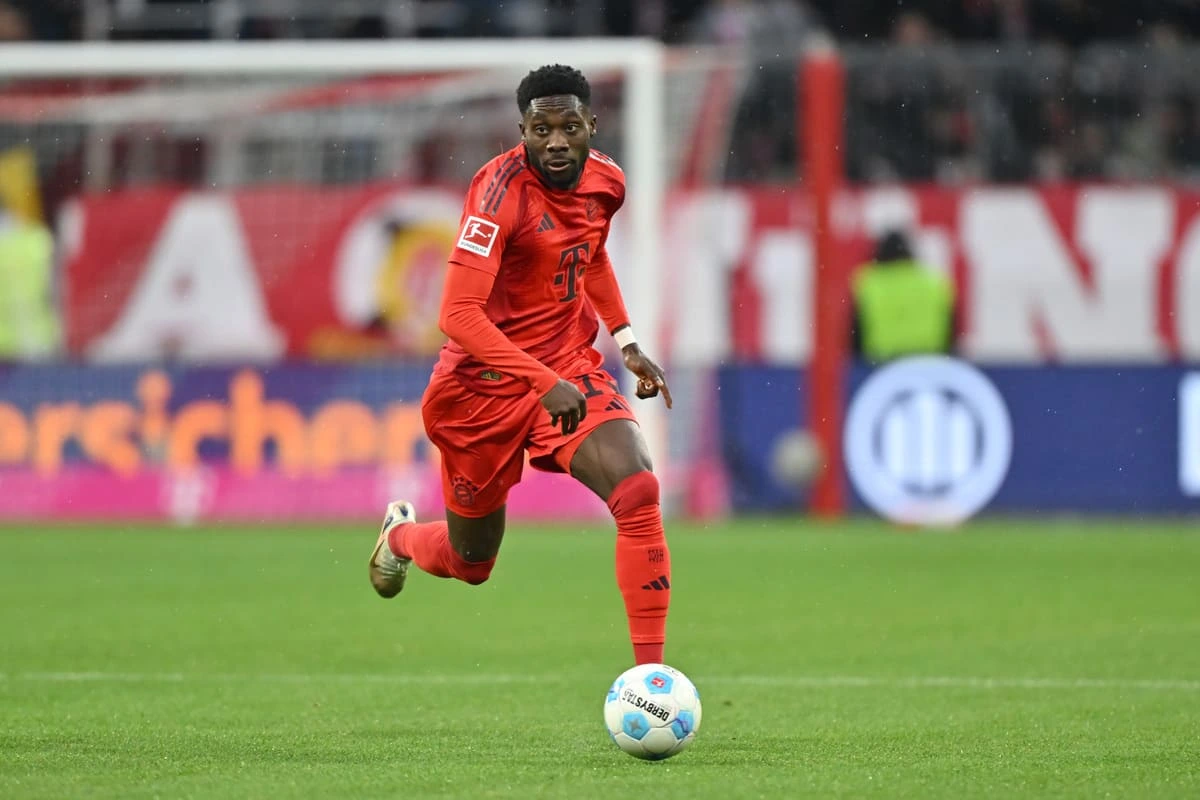 MUNICH, GERMANY - DECEMBER 07: Alphonso Davies of FC Bayern München plays the ball during the Bundesliga match between FC Bayern München and 1. FC Heidenheim 1846 at Allianz Arena on December 07, 2024 in Munich, Germany. (Photo by Sebastian Widmann/Getty Images) mercato