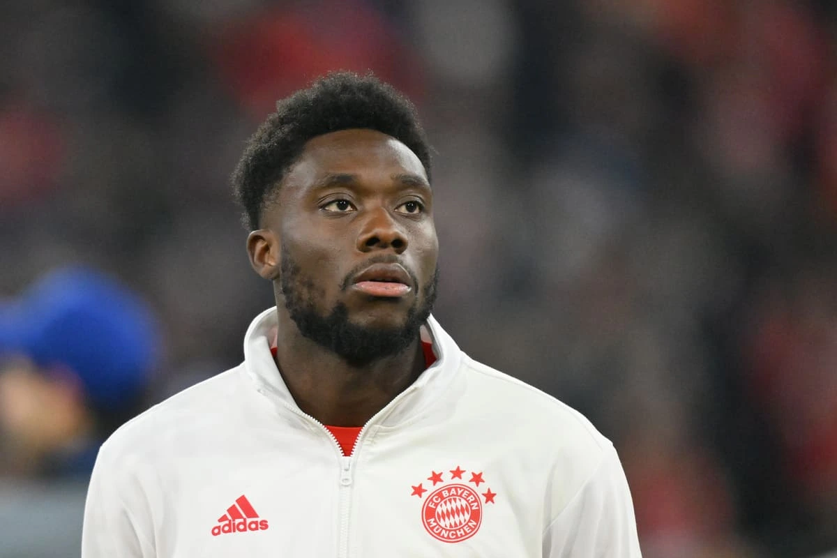MUNICH, GERMANY - NOVEMBER 29: Alphonso Davies of FC Bayern München looks on during the UEFA Champions League match between FC Bayern München and F.C. Copenhagen at Allianz Arena on November 29, 2023 in Munich, Germany. (Photo by Sebastian Widmann/Getty Images) mercato