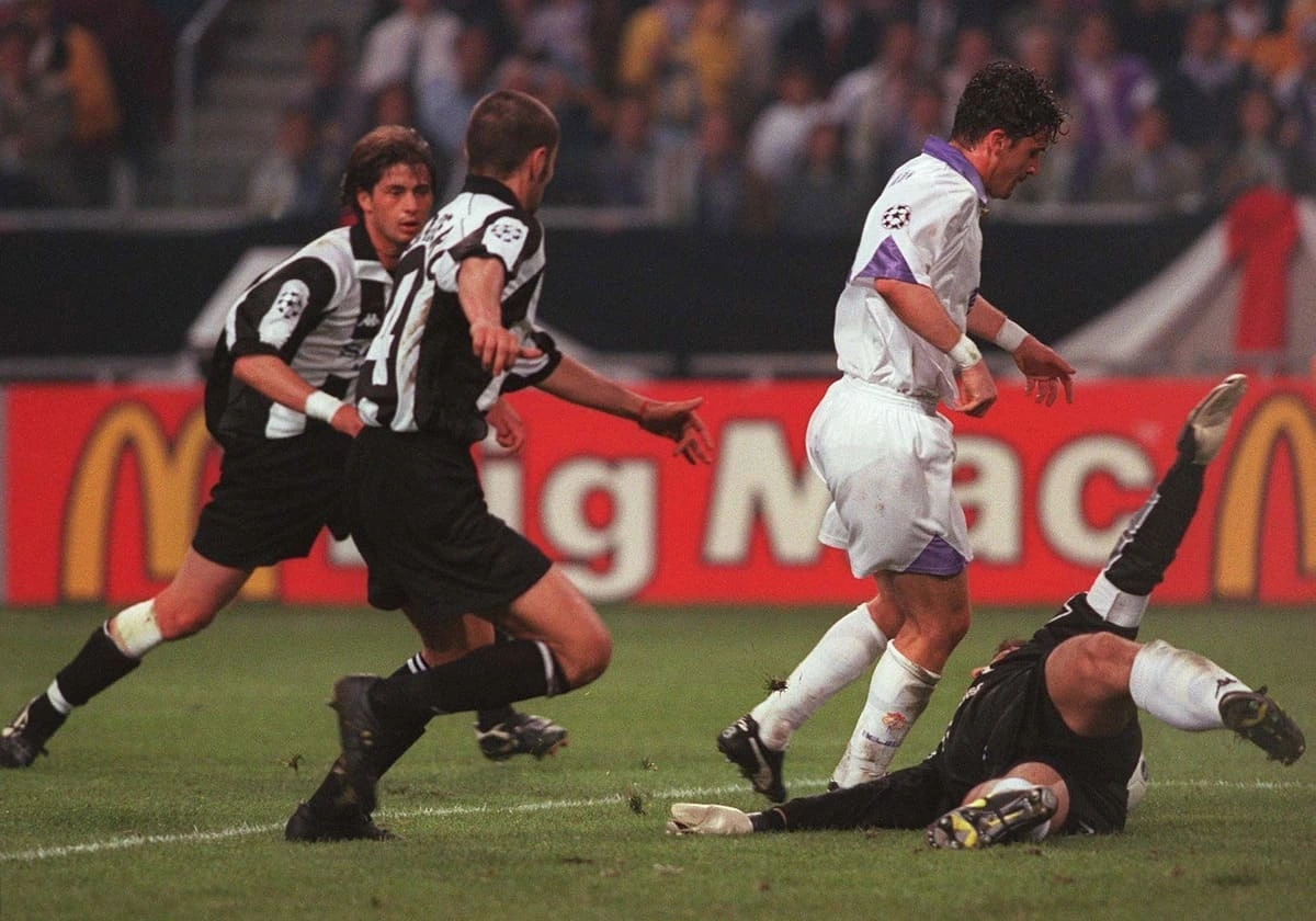 Le fameux but de Mijatović qui a donné la 7ème Ligue des champions au Real Madrid (Photo by Gerd Scheewel/Bongarts/Getty Images)