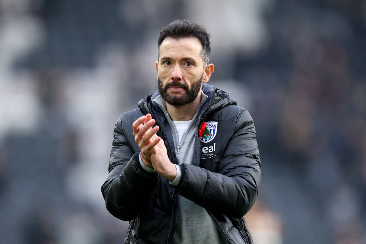 HULL, ENGLAND - NOVEMBER 10: Carlos Corberan, Manager of West Bromwich Albion, applauds the fans following the Sky Bet Championship match between Hull City AFC and West Bromwich Albion FC at MKM Stadium on November 10, 2024 in Hull, England. (Photo by George Wood/Getty Images) Valence