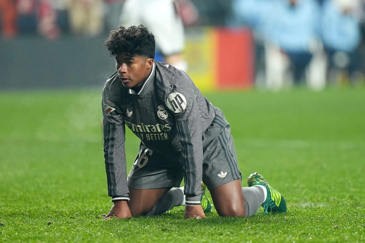 MADRID, SPAIN - DECEMBER 14: Endrick of Real Madrid looks on during the LaLiga EA Sports match between Rayo Vallecano and Real Madrid at Estadio de Vallecas on December 14, 2024 in Madrid, Spain. (Photo by Angel Martinez/Getty Images)