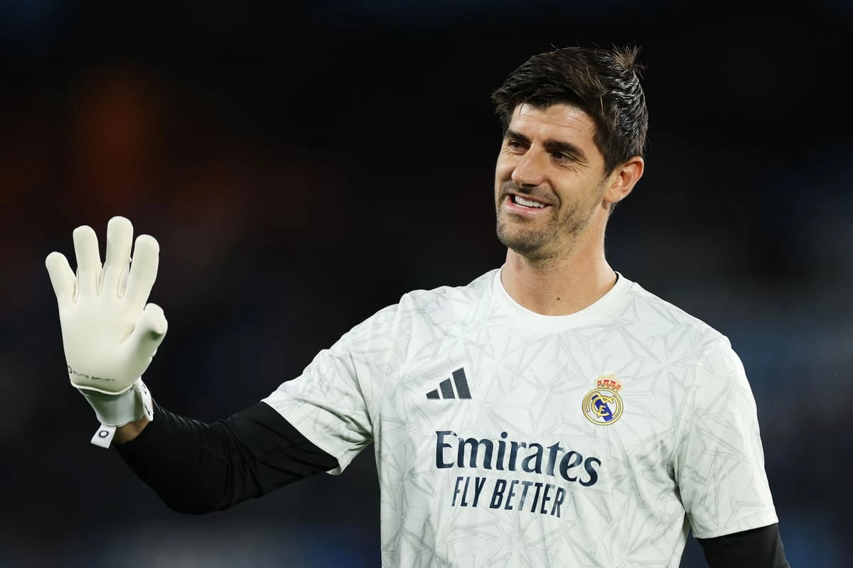 VIGO, SPAIN - OCTOBER 19: Thibaut Courtois of Real Madrid acknowledges the fans as he warms up prior to the LaLiga match between RC Celta de Vigo and Real Madrid CF at Estadio de Balaidos on October 19, 2024 in Vigo, Spain. (Photo by Florencia Tan Jun/Getty Images)