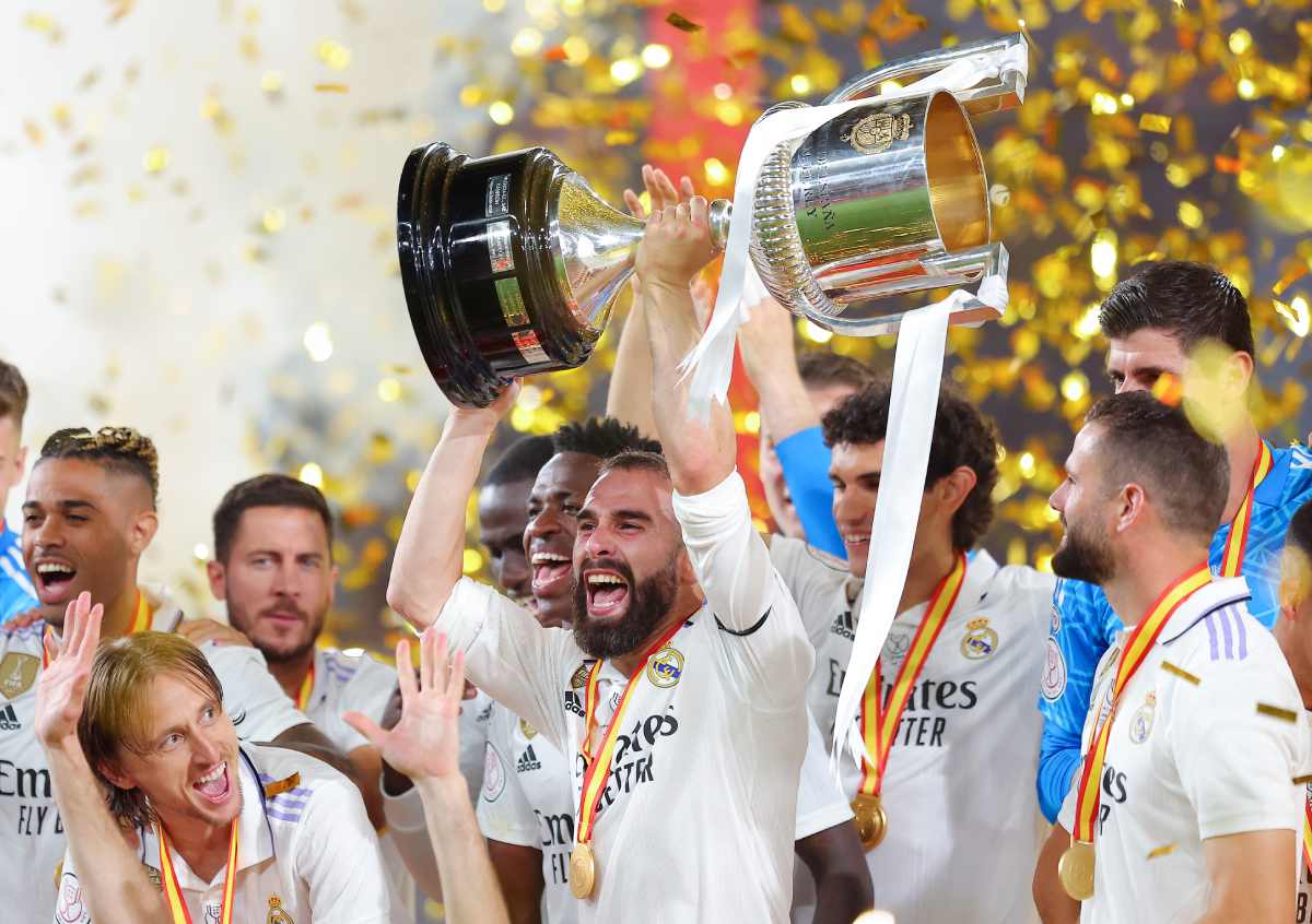 SEVILLE, SPAIN - MAY 06: Daniel Carvajal of Real Madrid lifts the Copa del Rey trophy after their side's victory in the Copa del Rey Final match between Real Madrid and CA Osasuna at Estadio de La Cartuja on May 06, 2023 in Seville, Spain. (Photo by Fran Santiago/Getty Images)