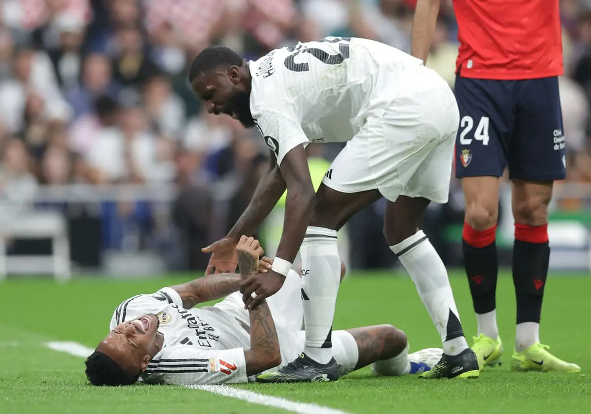 MADRID, SPAIN - NOVEMBER 09: Eder Militao of Real Madrid suffers with an injury as his teammate Antonio Ruediger reacts during the LaLiga match between Real Madrid CF and CA Osasuna at Estadio Santiago Bernabeu on November 09, 2024 in Madrid, Spain. (Photo by Gonzalo Arroyo Moreno/Getty Images)