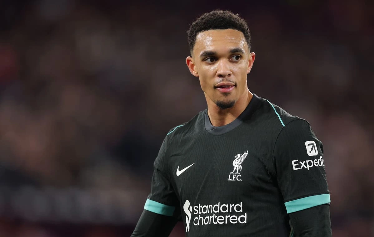 LONDON, ENGLAND - DECEMBER 29: Trent Alexander-Arnold of Liverpool looks on during the Premier League match between West Ham United FC and Liverpool FC at London Stadium on December 29, 2024 in London, England. (Photo by Julian Finney/Getty Images) mercato