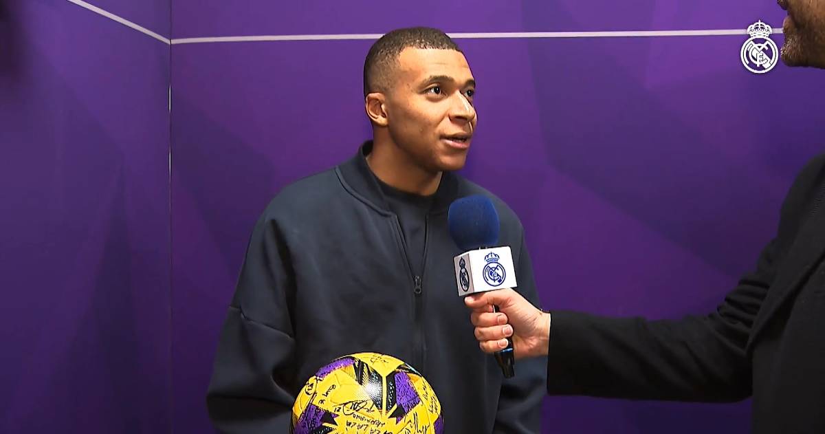 Kylian Mbappé a montré les signatures de ses coéquipiers sur la ballon du match à Realmadrid TV (realmadrid.com)