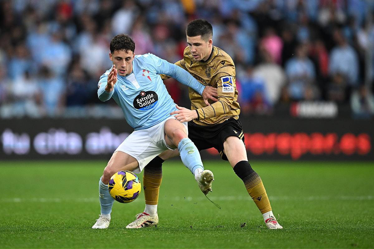 VIGO, SPAIN - DECEMBER 21: Pablo Duran of Celta Vigo is put under pressure by Igor Zubeldia of Real Sociedad during the LaLiga match between RC Celta de Vigo and Real Sociedad at Estadio Balaidos on December 21, 2024 in Vigo, Spain. (Photo by Octavio Passos/Getty Images)