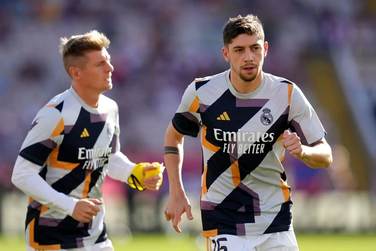 BARCELONA, SPAIN - OCTOBER 28: Toni Kroos and Federico Valverde of Real Madrid warm up prior to the LaLiga EA Sports match between FC Barcelona and Real Madrid CF at Estadi Olimpic Lluis Companys on October 28, 2023 in Barcelona, Spain. (Photo by Alex Caparros/Getty Images)