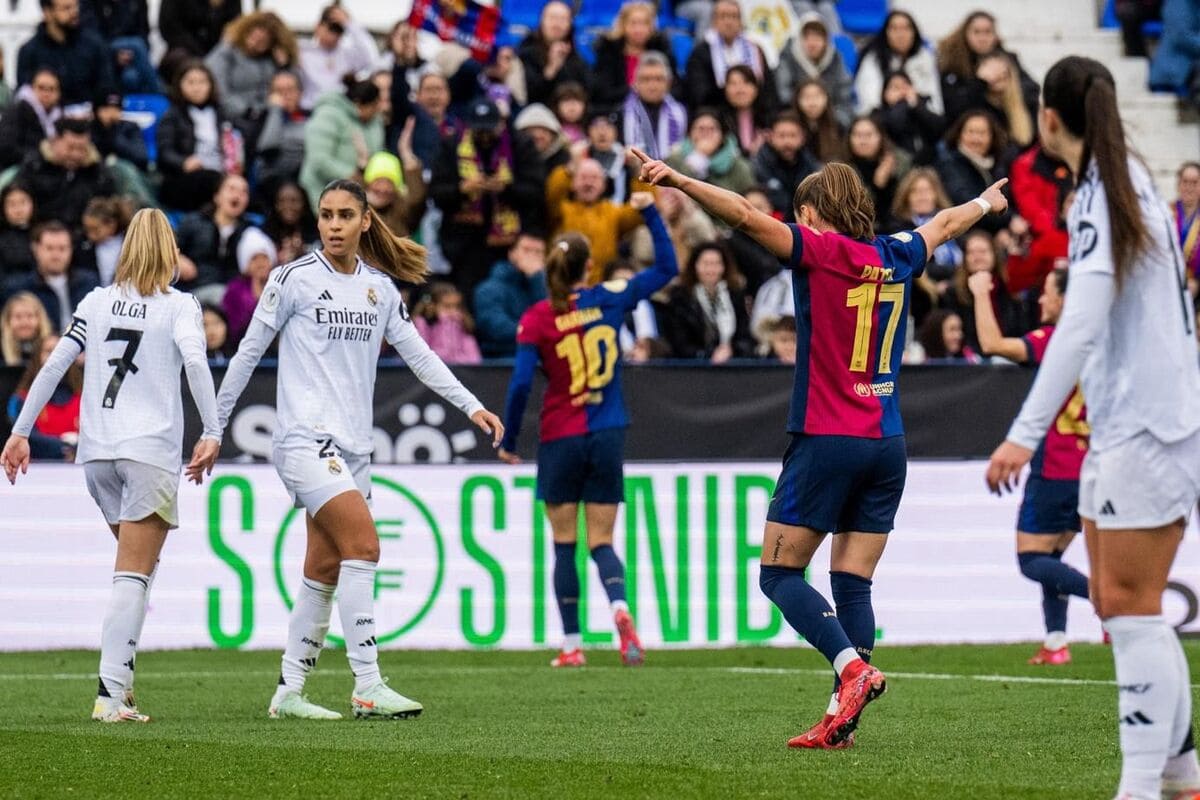 Le FC Barcelone en train de célébrer la victoire en Supercoupe d'Espagne féminine contre le Real Madrid. (Realmadrid.com)